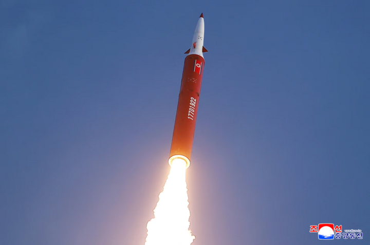 Tên lửa tầm trung được phóng trong cuộc diễn tập hôm 3/10. (Ảnh: KCNA)