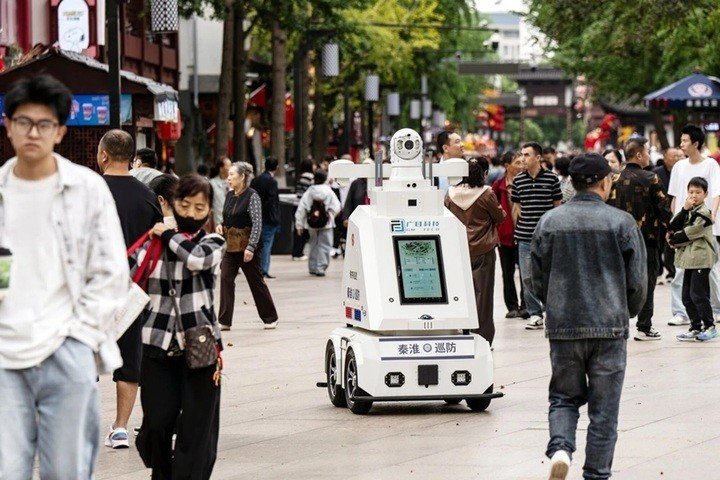 Một robot tuần tra tự hành của cảnh sát ở Nam Kinh, Trung Quốc, ngày 1/10/2026. (Ảnh: Bloomberg)
