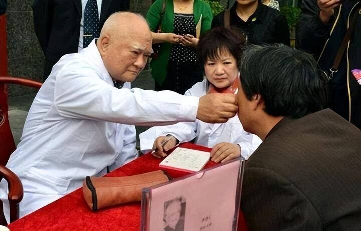 Bác sĩ Lý Tế Nhân vẫn tiếp tục làm việc khi tuổi cao.