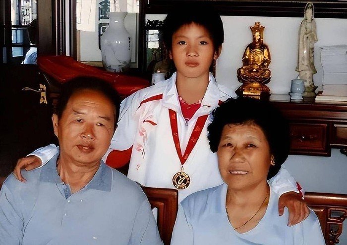 Trần Nhược Lâm sống cùng ông bà từ khi còn nhỏ. (Ảnh: Sina)