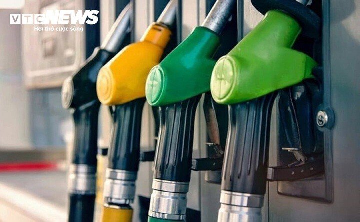 Giá xăng dầu hôm nay 15/10 đồng loạt giảm.