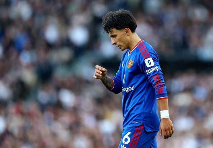 Trung vệ Lisandro Martinez chính thức lên tiếng xin lỗi sau cuộc họp với ban lãnh đạo Manchester United. (Ảnh: Reuters)