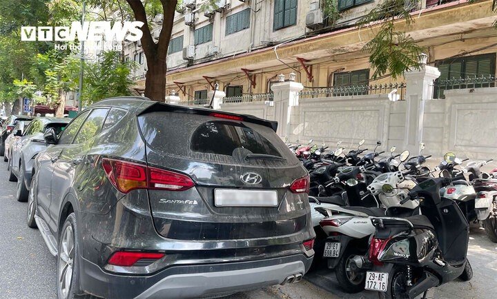Khu vực trông xe ở phố Quán Sứ trưa 16/10. (Ảnh: Hoàng Hà)