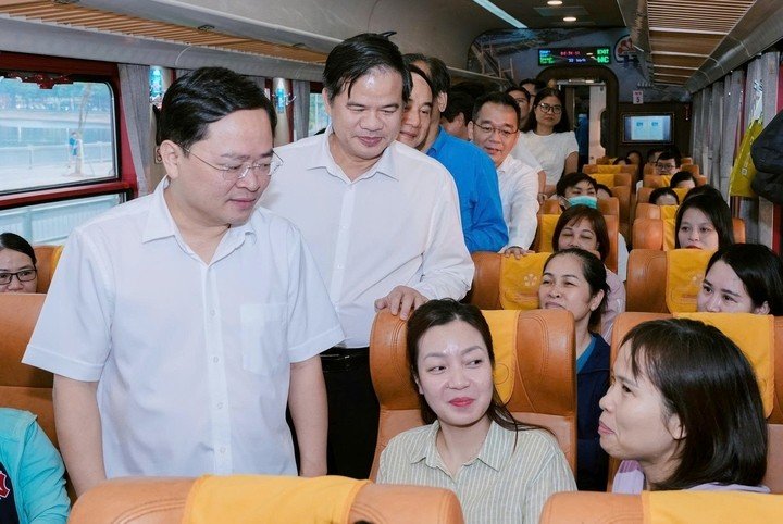 PGS.TS Đào Xuân Cơ và ông Nguyễn Anh Tuấn thăm hỏi cán bộ nhân viên trên tàu. (Ảnh: Thế Anh).