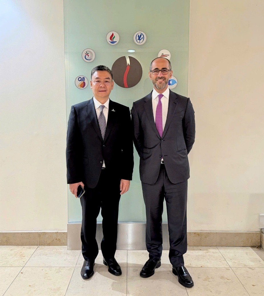 Tổng Giám đốc PETROVIETNAM Lê Mạnh Cường và Phó Chủ tịch kiêm Tổng Giám đốc KPC Shaikh Nawaf S. Al-Sabah tại buổi làm việc ở London.
