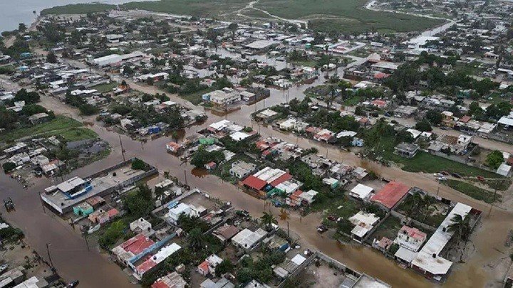 Thị trấn ven biển Puerto San Carlos của Mexico ngập lụt diện rộng sau khi bão Polo đổ bộ ngày 29/9. (Ảnh: Getty Images)