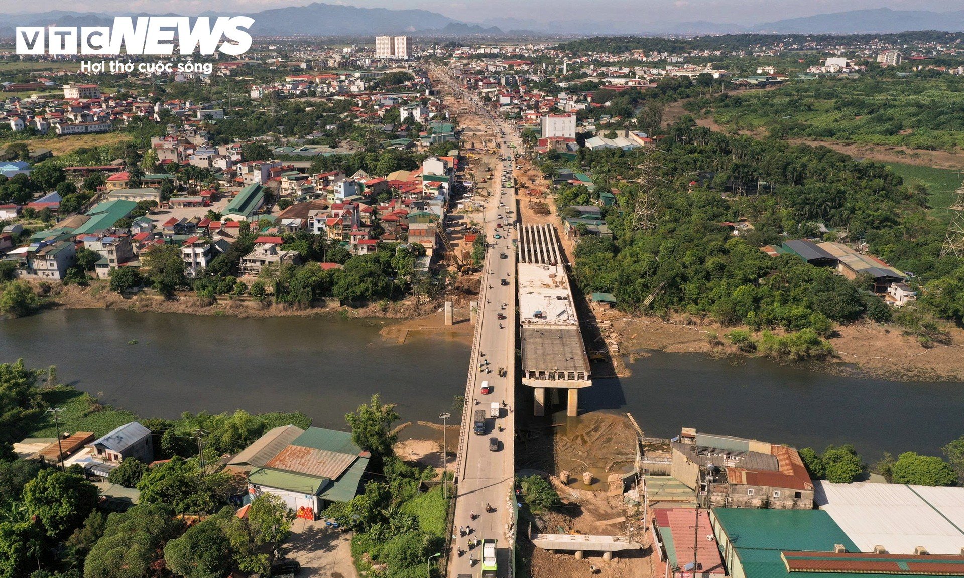 Cây cầu dài hơn 1 km, 4 làn xe dần thành hình ở cửa ngõ phía Tây Hà Nội - 1