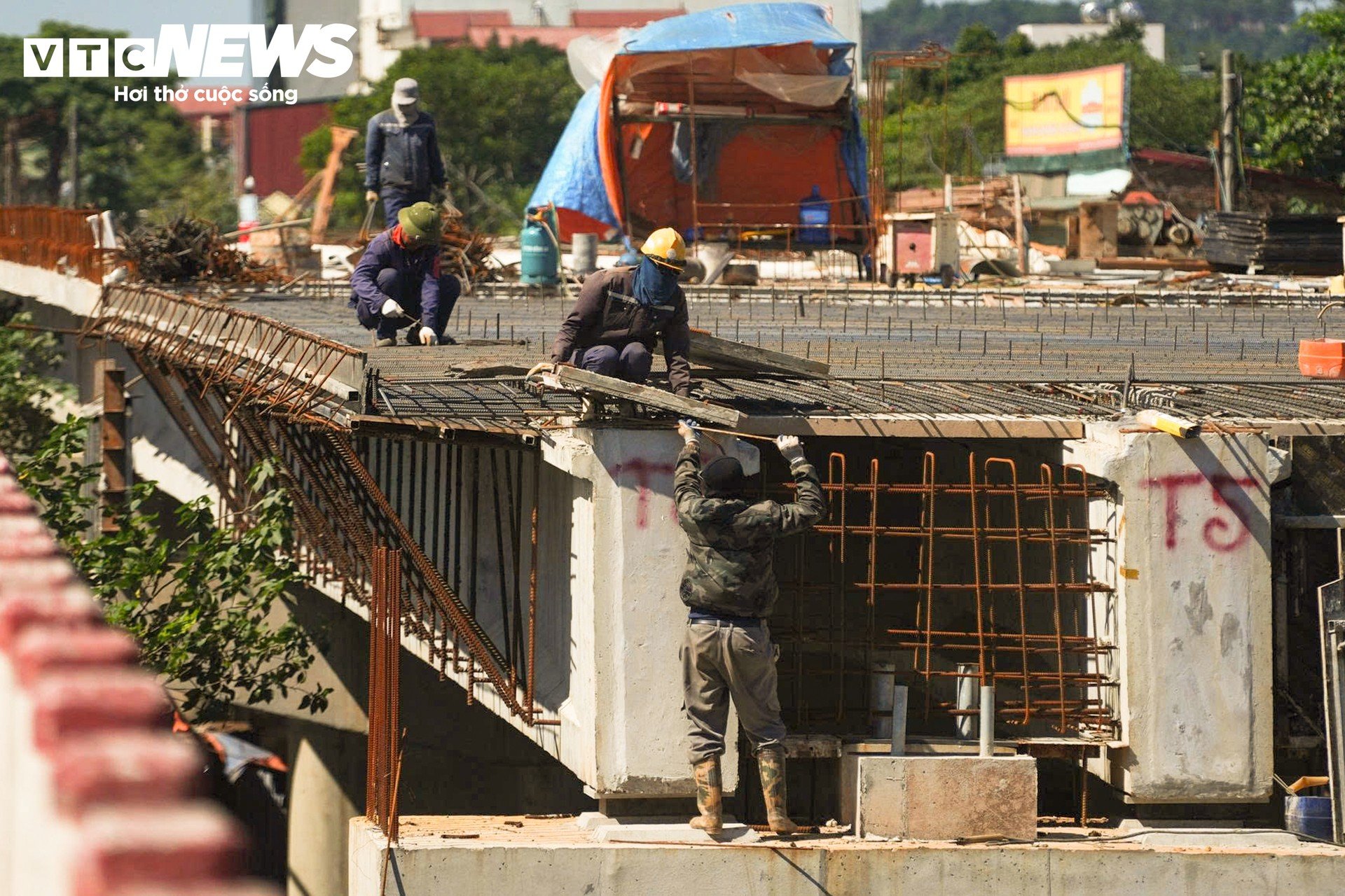 Cây cầu dài hơn 1 km, 4 làn xe dần thành hình ở cửa ngõ phía Tây Hà Nội - 4