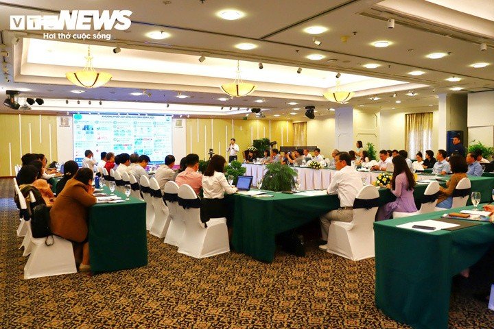 Theo các chuyên gia, hiệu ứng đảo nhiệt đô thị khiến khu vực tập trung nhiều công trình, mặt đường bê tông hấp thụ nhiệt phải đối mặt với nguy cơ gia tăng nhiệt độ.