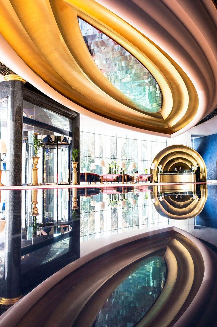 Bên trong khách sạn 6 sao Burj Al Arab.