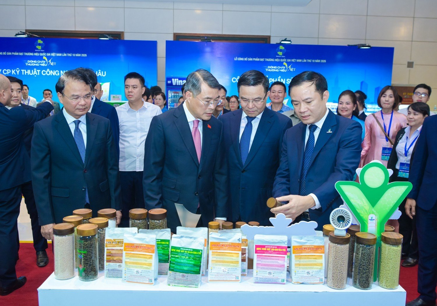 Chủ tịch HĐTV PETROVIETNAM Lê Ngọc Sơn giới thiệu các sản phẩm của PVFCCo - Phú Mỹ.