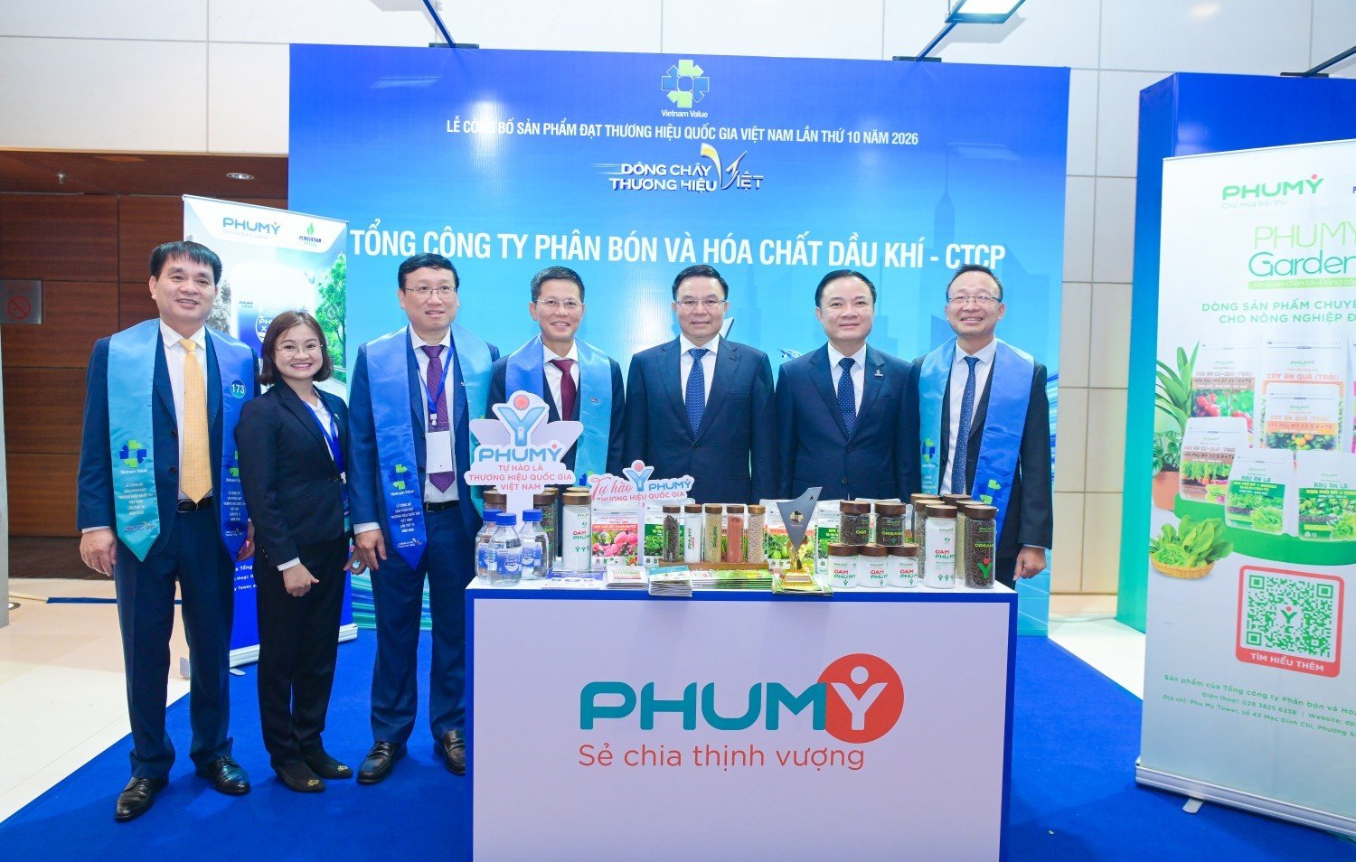Thủ tướng Chính phủ tham quan gian trưng bày của PVFCCo - Phú Mỹ tại Lễ công bố Thương hiệu quốc gia 2026