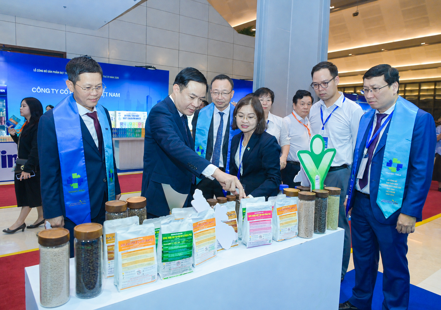 Thủ tướng Chính phủ tham quan gian trưng bày của PVFCCo - Phú Mỹ tại Lễ công bố Thương hiệu quốc gia 2026