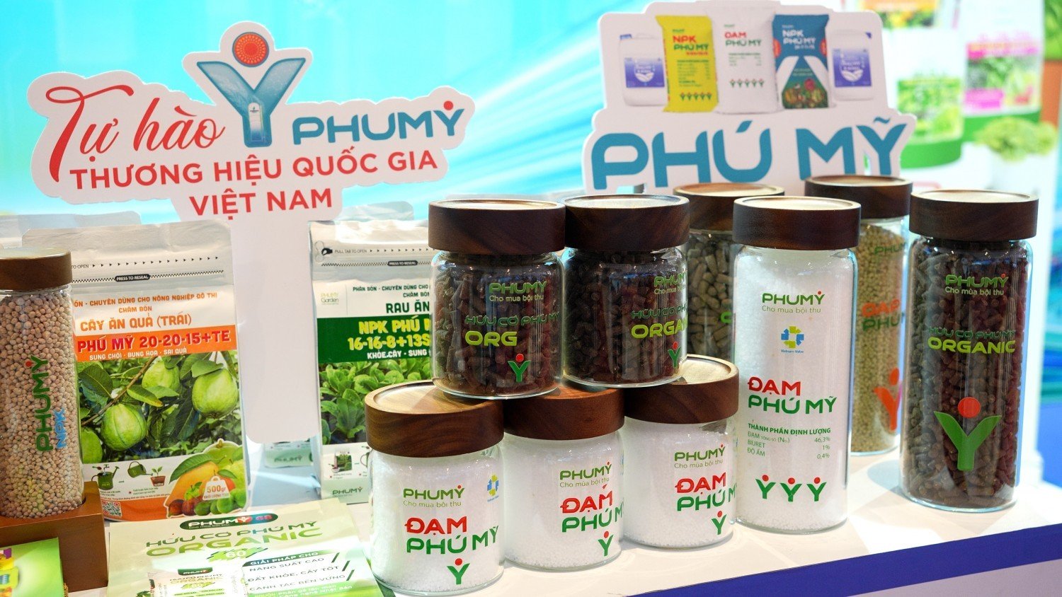 Thủ tướng Chính phủ tham quan gian trưng bày của PVFCCo - Phú Mỹ tại Lễ công bố Thương hiệu quốc gia 2026