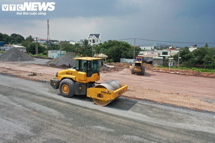 Ghi nhận tại công trường, nhiều mũi thi công được triển khai đồng loạt. Các phương tiện san gạt, vận chuyển vật liệu và lu lèn mặt đường hoạt động liên tục, đẩy nhanh tiến độ các hạng mục còn lại.