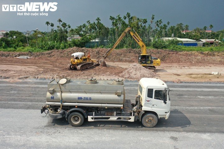 Trên tuyến chính, hệ thống thoát nước dọc dài 2,65km đã hoàn thành. Hạng mục đắp đất nền đường đạt tiêu chuẩn K95 cũng đã hoàn tất.