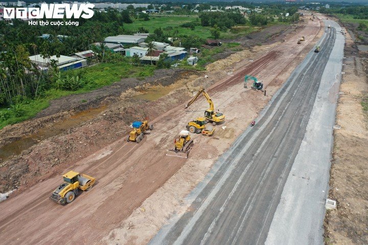 Phần nền đường đạt tiêu chuẩn K98 đã được thi công trên chiều dài hơn 2,4km trong tổng số 2,65km. Hạng mục móng cấp phối đá dăm hoàn thành khoảng 2,1km, trong khi công tác thảm bê tông nhựa hai lớp đạt khoảng 1,1km.