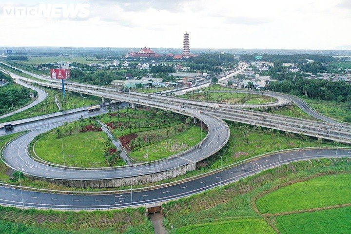 Công trình có tốc độ thiết kế 80km/h, được đầu tư hai nút giao với Hương lộ 19 và Hương lộ 12, cùng hệ thống chiếu sáng và cây xanh dọc tuyến.
