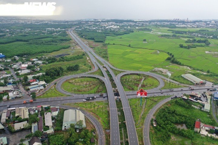 Đường 25C là trục giao thông quan trọng, kết nối khu vực Nhơn Trạch cũ và các khu công nghiệp với sân bay Long Thành, đồng thời tăng cường liên kết giao thông giữa Đồng Nai và TP.HCM.