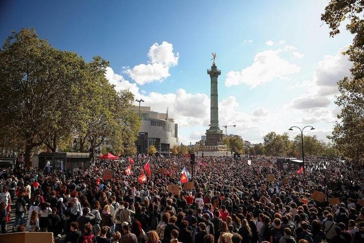 Những người biểu tình tập trung tại quảng trường Place de la Bastille ngày 8/10. (Ảnh: Reuters)