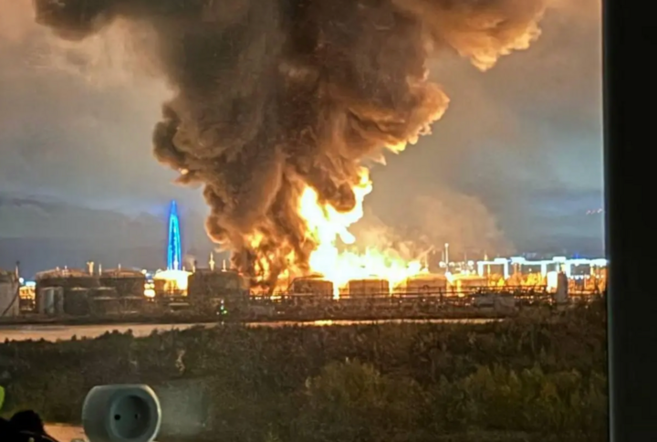 Hình ảnh trên mạng xã hội về đám cháy bùng phát tại St. Petersburg khi có cuộc tấn công từ Ukraine.