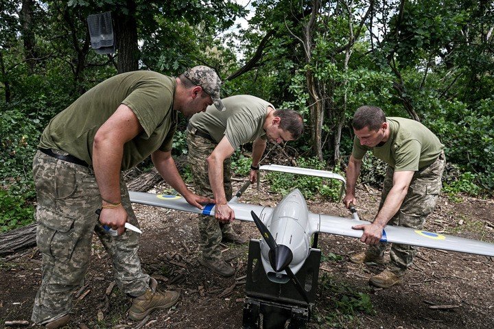 Kỹ thuật viên Ukraine chuẩn bị máy bay không người lái. (Ảnh: Reuters)