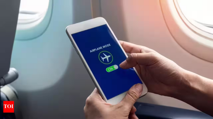 Mỗi khi cất cánh, khách hàng được yêu cầu chuyển điện thoại sang chế độ máy bay. (Ảnh: TOI)