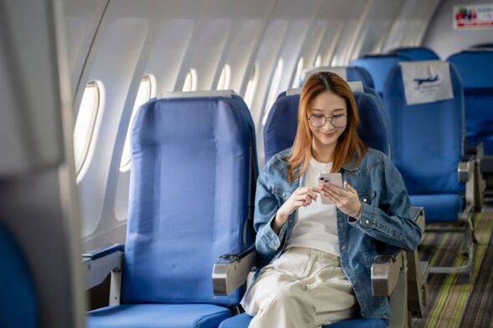 Hàng trăm khách hàng quên chuyển chế độ điện thoại có thể gây nhiễu sóng của radar máy bay. (Ảnh: iStock)