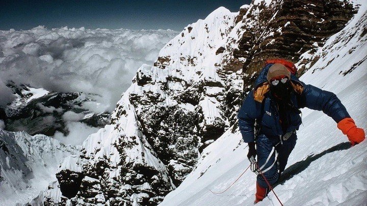 Vận động viên leo núi trên hành trình chinh phục đỉnh Everest. (Ảnh: Getty Images)