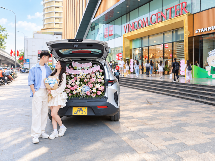 Khoảnh khắc ngọt ngào bên chiếc xe ngập hoa tươi, mang đến trải nghiệm hẹn hò đáng nhớ dịp 20/10.