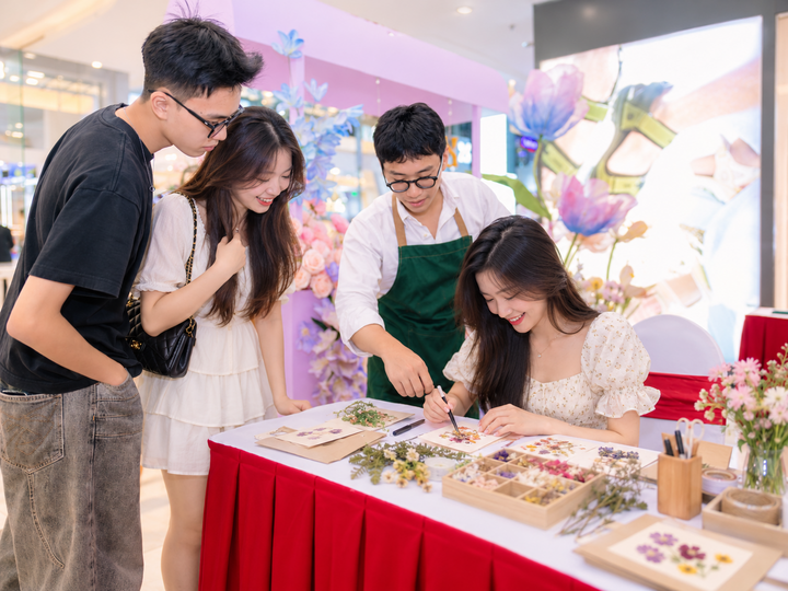 Workshop thủ công sáng tạo, nơi khách tham gia tự tay làm những món quà nhỏ mang dấu ấn riêng.