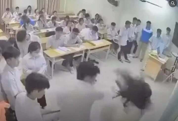 Nam sinh đánh giáo viên ngay trên bục giảng.
