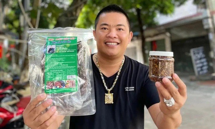 Vũ Hoàng Hải (Hải Sapa TV) quảng cáo các sản phẩm Tây Bắc như thịt trâu gác bếp, gia vị chấm chẩm chéo.