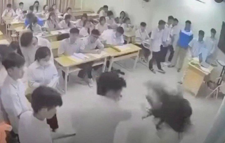 Hình ảnh nam sinh hành hung cô giáo ngay trên bục giảng.