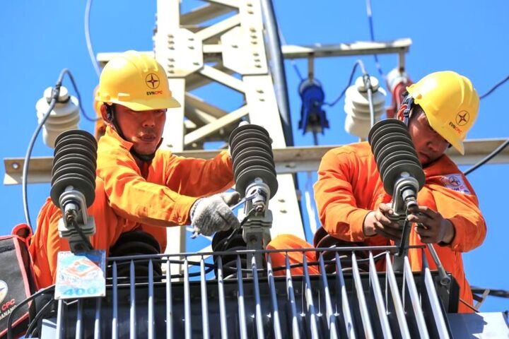 Bộ Công Thương đề xuất áp dụng ngay biểu giá điện và khung giờ cao điểm, thấp điểm mới thay vì chờ lần điều chỉnh giá điện bình quân tiếp theo. (Ảnh minh họa: EVN)