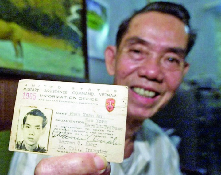 Nhà tình báo Phạm Xuân Ẩn (1927-2006) khoe thẻ nhà báo năm 1965. (Ảnh tư liệu)