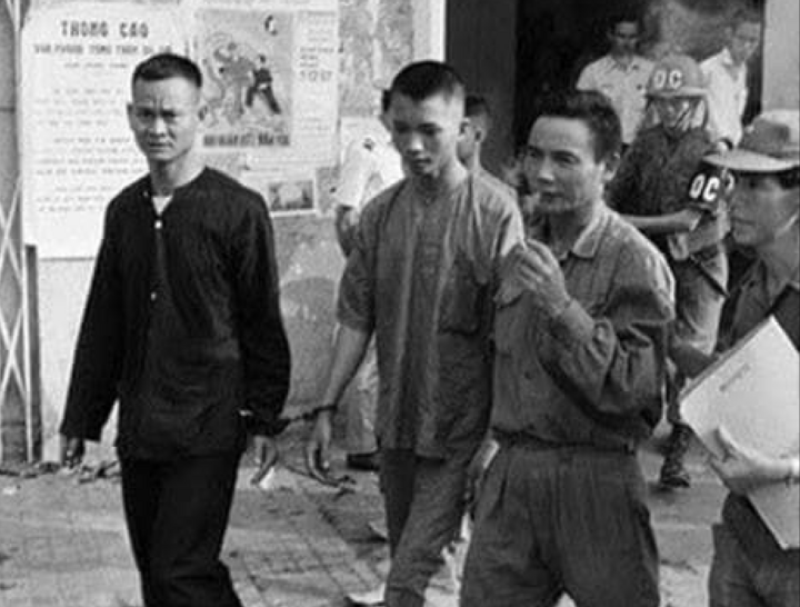 Kẻ phản bội Tám Hà (hút thuốc).
