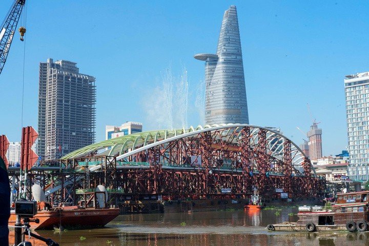 Khoảnh khắc nhịp chính cầu đi bộ được đưa vào khớp vị trí.
