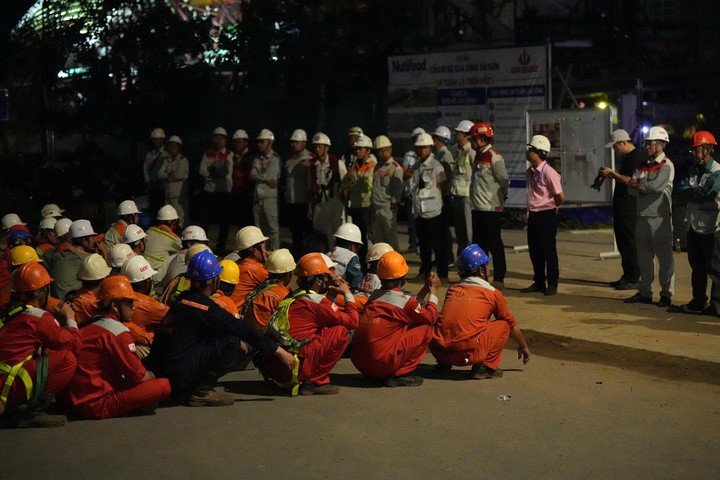 Đông đảo cán bộ, kỹ sư, công nhân các nhà thầu được huy động từ 1h sáng.