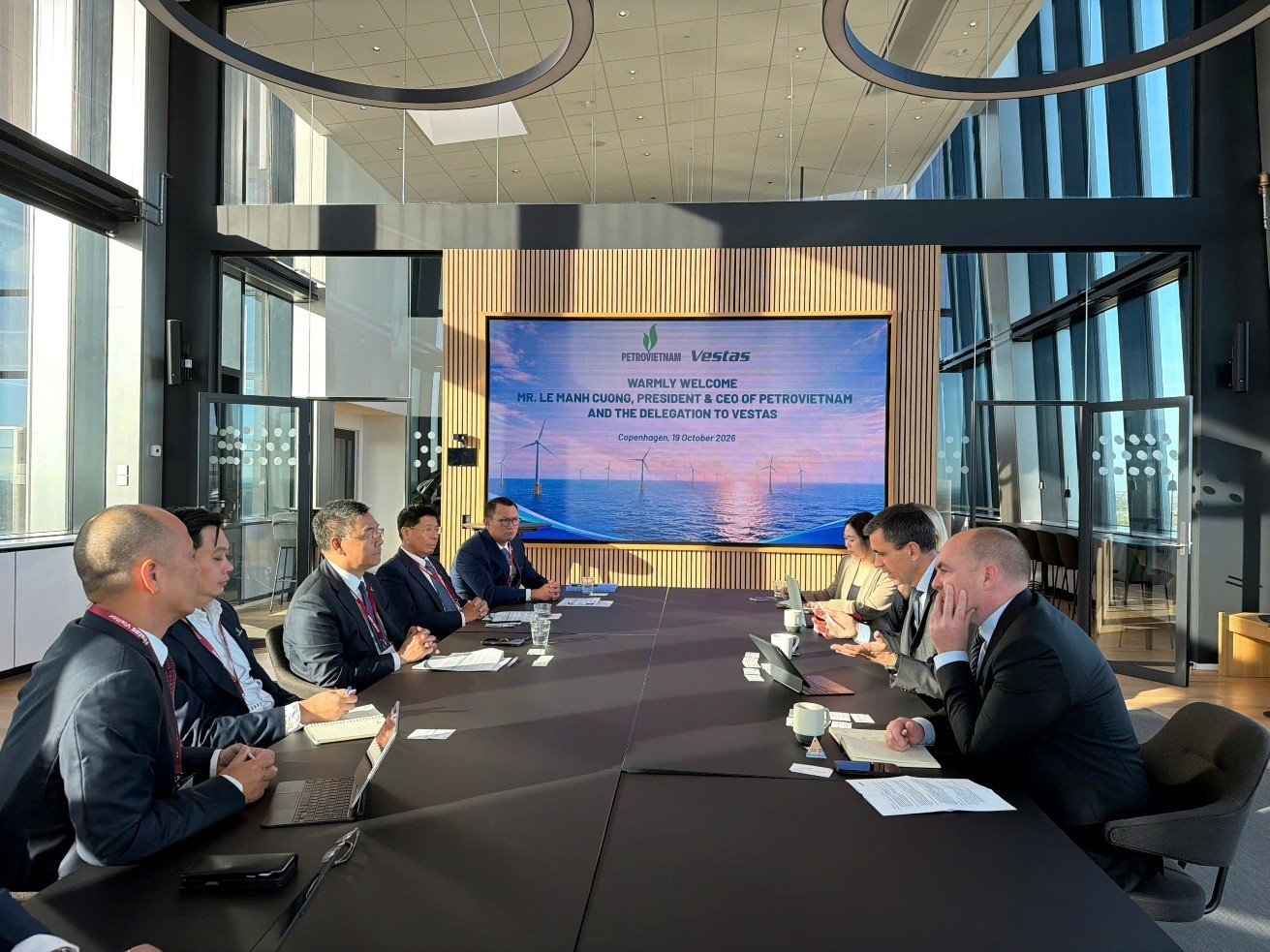 21-1792583391-petrovietnam-tien-phong-cung-cac-doi-tac-dan-mach-phat-trien-dien-gio-ngoai-khoi