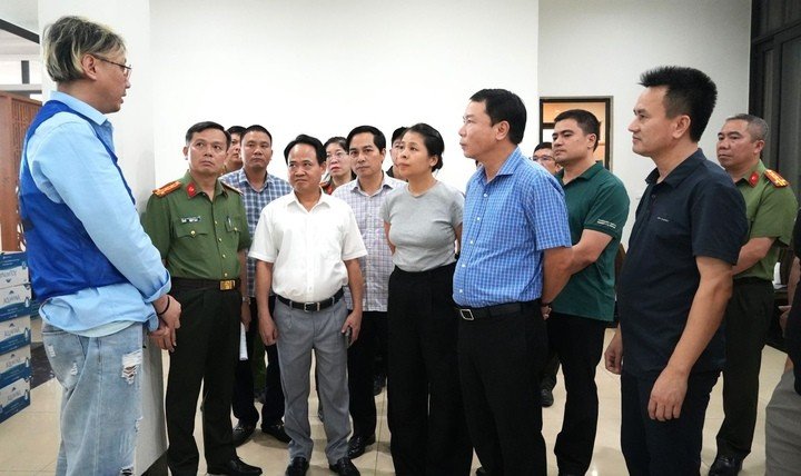 Lãnh đạo Công an tỉnh Thanh Hoá và Cục Cảnh sát hình sự Bộ Công an trực tiếp chỉ đạo tại hiện trường và làm việc với kẻ cầm đầu đường dây lừa đảo xuyên quốc gia. (Ảnh: Công an Thanh Hoá)