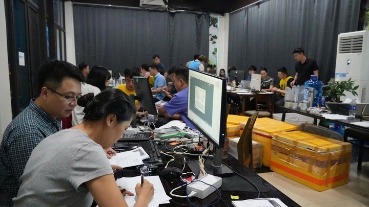 Máy móc, thiết bị các đối tượng sử dụng hoạt động phạm tội. (Ảnh: Công an Thanh Hoá)