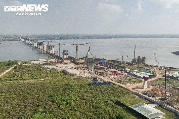 Dự án cầu Hồng Hà được khởi công tháng 10/2025, là một trong những công trình giao thông trọng điểm thuộc tuyến đường Vành đai 4 - Vùng Thủ đô. Phần cầu chính và cầu cạn dài khoảng 4,377 km, gồm 70 trụ vượt sông Hồng và hai tuyến đê tả, hữu Hồng, với tổng mức đầu tư gần 10.000 tỷ đồng. Công trình có điểm đầu tại xã Mê Linh, điểm cuối tại xã Ô Diên.