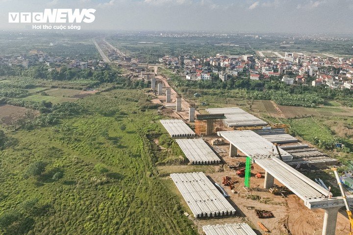 Theo Ban Quản lý dự án đầu tư xây dựng công trình giao thông TP Hà Nội, đến giữa tháng 10/2026, công tác giải phóng mặt bằng phục vụ dự án đã hoàn tất. Trong đó, xã Ô Diên bàn giao 2,908 ha và xã Mê Linh bàn giao 4,3 ha đất cho đơn vị thi công.