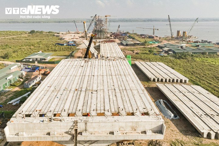 Sau hơn một năm triển khai, cầu Hồng Hà đang bước vào giai đoạn thi công kết cấu phía trên. Các nhà thầu đồng thời triển khai lao lắp dầm cầu cạn và đúc hẫng cân bằng tại khu vực cầu chính vượt sông Hồng.