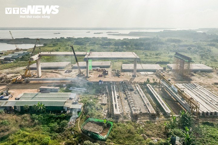 Tại xã Ô Diên, những phiến dầm đầu tiên đang được lắp đặt trên hệ thống trụ cầu cạn. Đây là dấu mốc quan trọng, cho thấy công trình chuyển dần từ giai đoạn thi công nền móng, trụ cầu sang hình thành kết cấu mặt cầu.