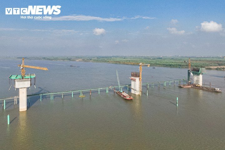 Tại khu vực vượt sông Hồng, các nhà thầu áp dụng phương pháp đúc hẫng cân bằng để xây dựng kết cấu nhịp chính. Theo phương pháp này, từng đốt dầm bê tông cốt thép dự ứng lực được đúc nối tiếp từ đỉnh trụ, vươn dần về hai phía cho đến khi hình thành nhịp cầu. Cách làm này phù hợp với những nhịp cầu lớn vượt sông, hạn chế việc phải sử dụng hệ thống trụ đỡ tạm dưới lòng sông.