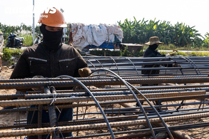 Những phiến dầm đầu tiên lắp đặt tại siêu cầu gần 10.000 tỷ đồng qua sông Hồng - 11