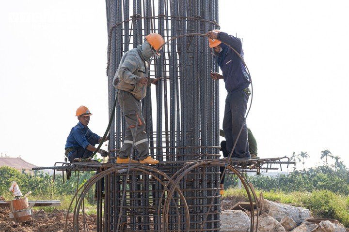 Những phiến dầm đầu tiên lắp đặt tại siêu cầu gần 10.000 tỷ đồng qua sông Hồng - 14