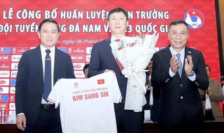 Chủ tịch VFF Trần Quốc Tuấn (bên phải) và Phó Chủ tịch VFF Trần Anh Tú (ngoài cùng bên trái) có vai trò quan trọng trong bộ máy quản lý, điều hành giúp bóng đá Việt Nam đạt nhiều thành tựu. (Ảnh: VFF)